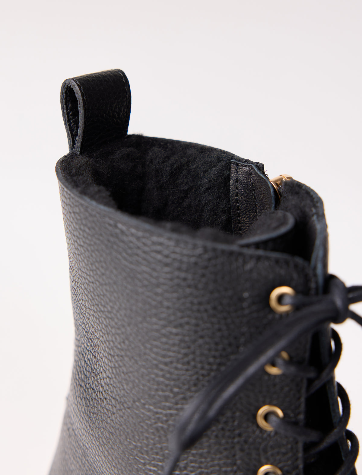 Sandra - Black grained 