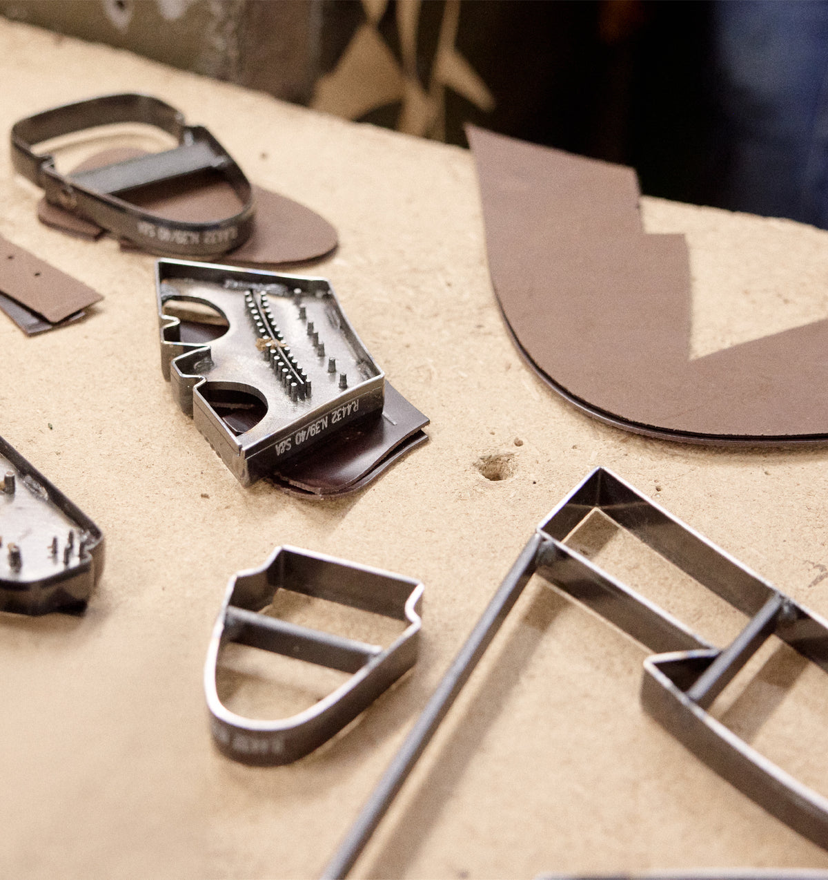 fabrication chaussures en cuir découpe