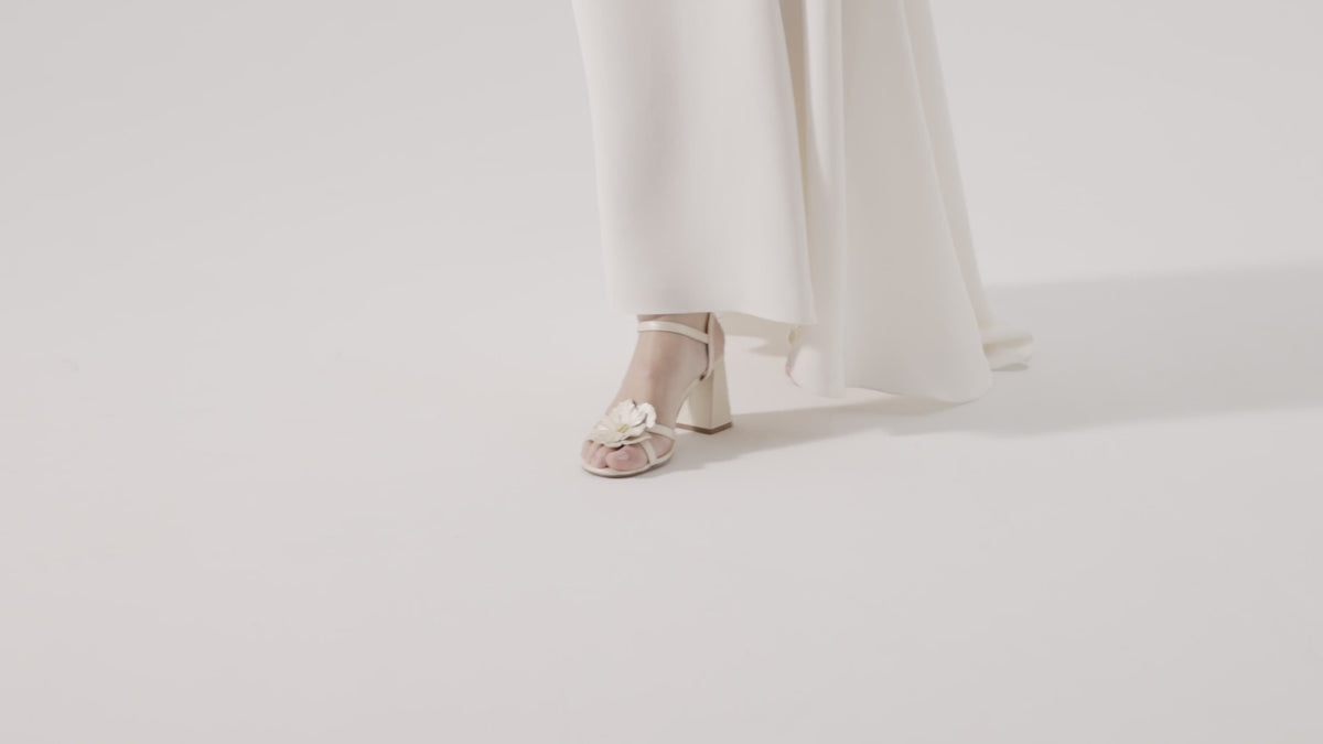 Charger la vidéo : chaussures de mariage collaboration créatrice robe de mariée